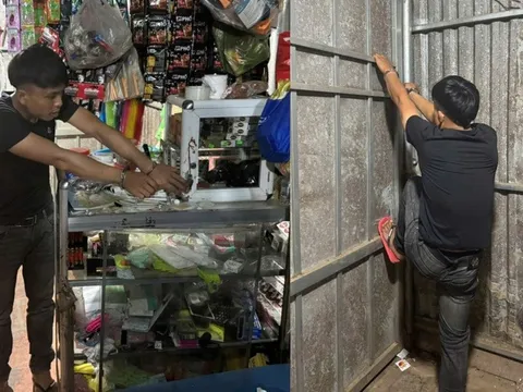 Lê Võ Quốc Trung thực hiện hành vi xấu tại cửa hàng tạp hóa