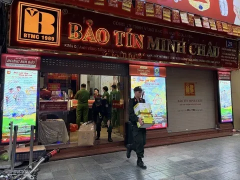 Công an thu giữ 23,3 tỉ đồng tiền mặt, 7 quyển sổ đỏ cùng lượng lớn kim loại màu vàng, bạc của Bảo Tín Minh Châu