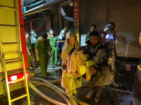 Thót tim: Cứu hai người mắc kẹt trong ngôi nhà cháy ở Hà Nội lúc rạng sáng 7/4