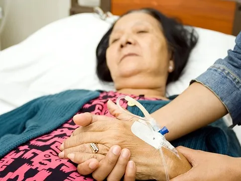 Đến thăm mẹ chồng ốm ở bệnh viện, tôi sững sờ vì người đàn ông bên cạnh bà