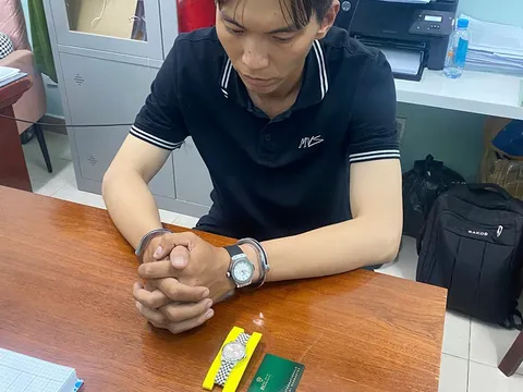 Khởi tố, bắt giam gã trai "cuỗm" đồng hồ Rolex trị giá gần 300 triệu đồng của bạn gái ở chung cư