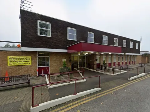 Anh: Người già bị bỏ đói, cả tháng mới được tắm một lần khiến nhiều người không khỏi bức xúc