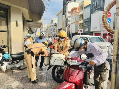 Lỗi đi xe máy dễ "dính", có thể bị phạt tới 14 triệu đồng mà ai cũng nên biết