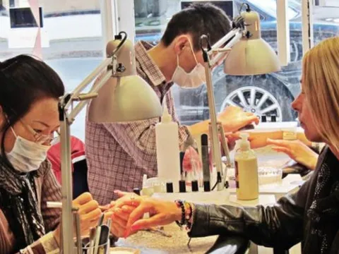 Chồng quyết tâm ra nước ngoài đổi đời, tôi có ở lại hay đi theo cũng đều cảm thấy mình sắp mất tất cả