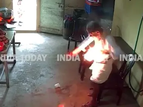 Clip: Khoảnh khắc chiếc điện thoại bất ngờ phát nổ trong túi áo khiến người đàn ông hốt hoảng