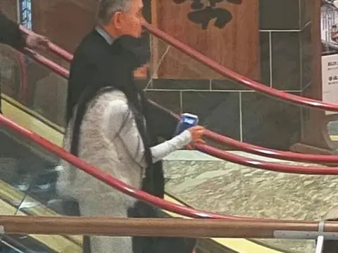 Tỷ phú 74 tuổi bị bắt gặp hẹn hò với nữ sinh 20 tuổi khiến nhiều người bàn tán