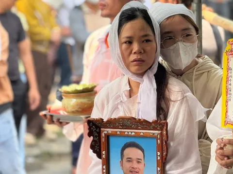 Vụ tài xế taxi bị sát hại ở Quảng Trị: Người vợ khóc ngất trong lúc đưa tang chồng khiến ai chứng kiến cũng nghẹn lòng