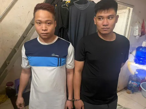 Đột kích phòng trọ, công an bắt quả tang 2 nam thanh niên "làm điều mờ ám"
