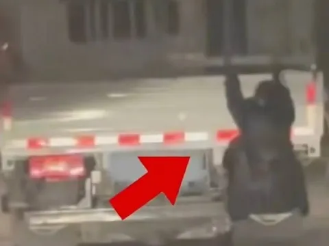 Vợ bám sau thùng xe tải trong đêm để “bắt tại trận” chồng ngoại tình khiến ai xem cũng thót tim