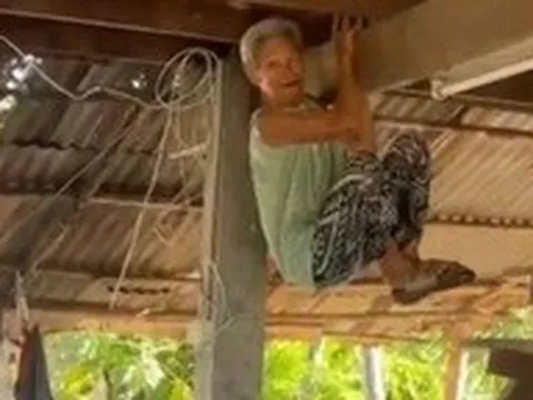 Clip: Thấy rắn bò vào sân, cụ bà khó đi lại vẫn kịp đu lên xà nhà trong tích tắc khiến cả gia đình sững sờ
