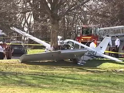 Máy bay mất động cơ rồi buộc phải hạ cánh xuống công viên, cái kết khiến nhiều người thở phào