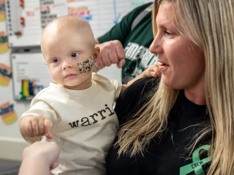 Mới 11 tháng tuổi đã mắc ung thư giai đoạn cuối, bé trai khiến tất cả lặng người với hành trình giành lại sự sống