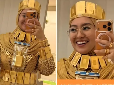 Cô dâu xuất hiện với bộ trang phục phủ kín vàng từ đầu đến chân, nhìn thì choáng ngợp nhưng ai cũng tự hỏi một điều