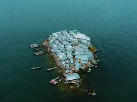 Nhìn từ xa chỉ là một mảnh đất nhỏ cả 1 sân bóng, nhưng bên trong lại có gần 1.800 con người đang mưu sinh chật chội, cuộc sống bên trong khiến ai cũng tò mò