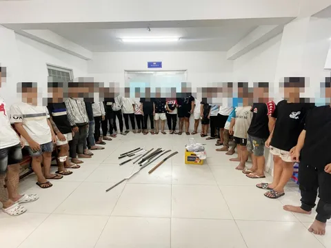 2 "trẻ trâu" mâu thuẫn trên Facebook, rủ hơn 20 người khác mang hung khí hỗn chiến gây náo loạn