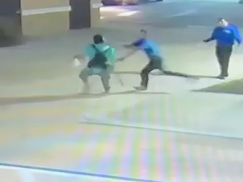 Clip: Đang đứng trước tiệm rửa xe thì gặp người cầm rìu lao tới, thiếu niên 18 tuổi xử lý gọn trong vài giây khiến ai cũng nể