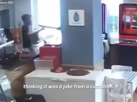 Clip: Tưởng chỉ là trò vui, nhân viên quán bar vô tư chạm vào dao của kẻ cướp và cái kết khiến ai cũng bất ngờ