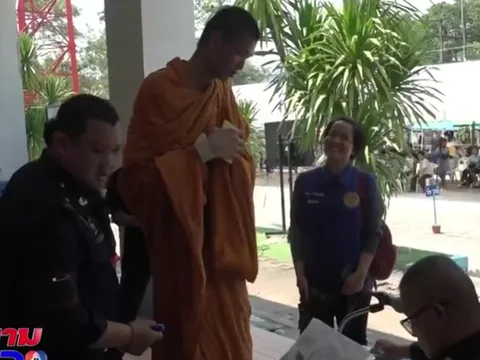 Cao hơn 2 mét, xuất hiện giữa đám đông là nổi bần bật, nhà sư gây chú ý tại kỳ tuyển quân ở Thái Lan