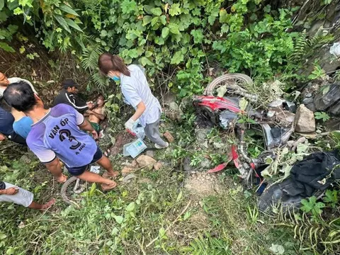 Tai nạn thương tâm: Xe máy lao xuống vực, người vợ tử vong, chồng nguy kịch