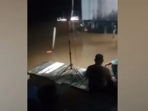 Khoảnh khắc kinh hoàng trên sông: Bé trai 13 tuổi vừa bơi xuống đã bị cá sấu tấn công