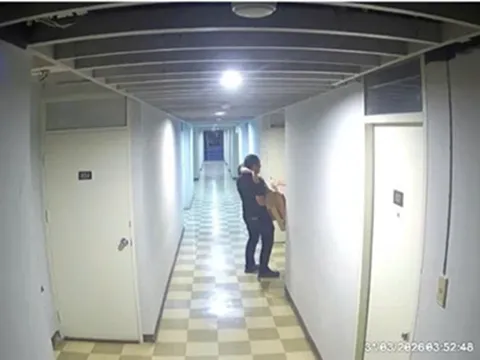 Nữ diễn viên 31 tuổi tố bị xâm hại, camera ghi lại khoảnh khắc nghi phạm xuất hiện