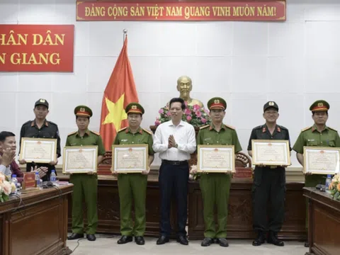 Khen thưởng đột xuất tập thể trường mầm non trong vụ giải cứu 3 cháu bé khỏi kẻ nghi "ngáo đá"