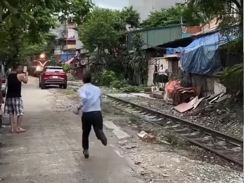 Clip: Bất cẩn đỗ sát đường ray, xe ô tô bị tàu hoả tông móp đầu