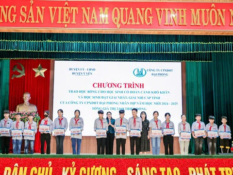 Cty CP XDHT Đại Phong trao hơn 2 tỷ đồng cho các học sinh có hoàn cảnh khó khăn và đạt giải cấp tỉnh trên địa bàn huyện Ý Yên