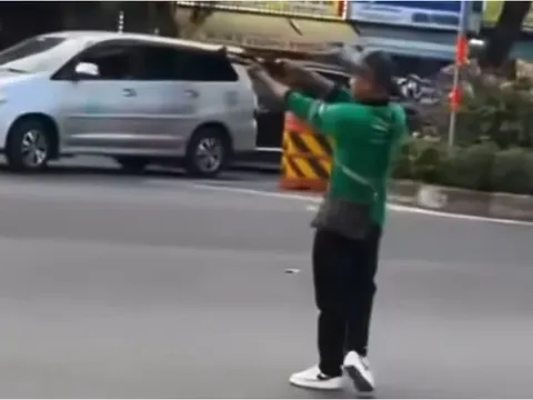 Bến xe miền Tây tắc nghẽn vì thanh niên cầm… súng nhựa