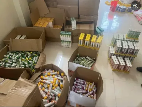 “Đột kích” kho hàng của công ty dược phẩm DHT Pharmacy, phát hiện dấu hiệu sản xuất thực phẩm giả