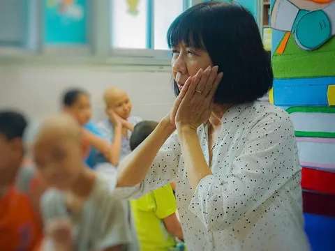 Cô giáo hơn một thập kỷ giữ gìn 1.500 cuốn vở của các học sinh chẳng biết mình còn bao nhiêu lần "thức dậy"