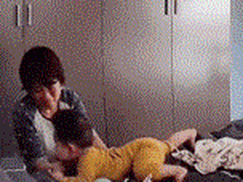 Kiểm tra camera, mẹ hoảng sợ trước hành động của bảo mẫu làm với con, lúc sau thì rơi lệ