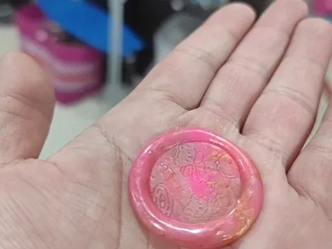 Con gái tiểu học khoe bài tập mỹ thuật ở lớp, bố chết lặng vì thứ đó quá nhạy cảm