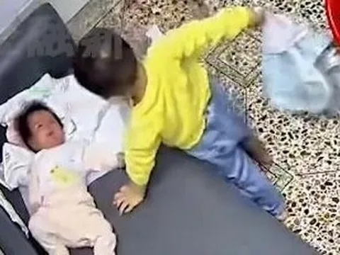 Mẹ nấu ăn để con trai 3 tuổi chơi với em sơ sinh, camera ghi lại hành động của đứa trẻ khiến người mẹ khiếp sợ