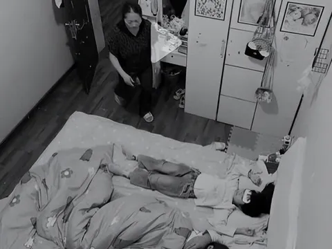 Camera ghi lại cảnh 2 vợ chồng đang ôm nhau ngủ, mẹ chồng lén mở cửa vào phòng làm một hành động ngỡ ngàng
