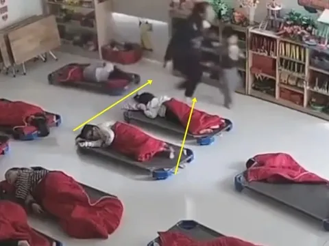 Bé trai mẫu giáo đang ngủ trưa liền bật dậy có hành động lạ với bạn, cô giáo vứt tất cả để ngăn lại