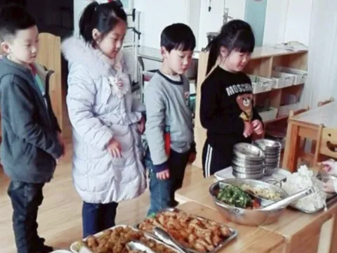 Con đi học về ngày nào cũng khen cơm ở trường rất ngon, mẹ xem ảnh cô giáo gửi thì ngã ngửa