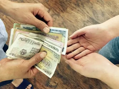 Con trai xin 10 triệu đóng quỹ lớp, mẹ tức giận đến trường chất vấn giáo viên nhưng liền xấu hổ nhận lỗi