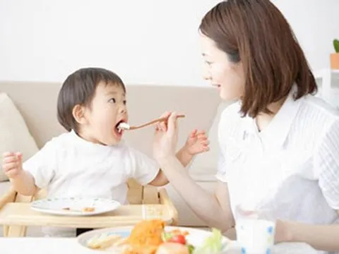 Bảo mẫu có thói quen véo tai con chủ, tôi không tức giận cũng không sa thải, lặng lẽ viết 1 dòng chữ lên tủ lạnh