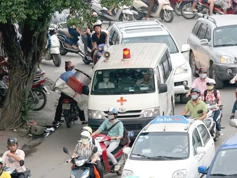 Không chấp hành tín hiệu đèn giao thông để nhường đường cho xe ưu tiên, xe cấp cứu có bị xử phạt không?