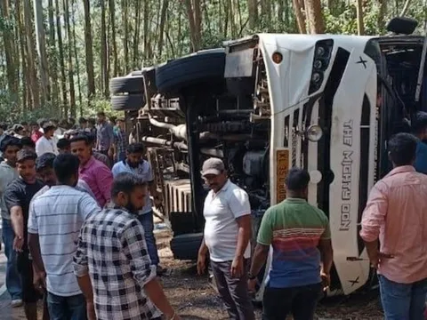 3 sinh viên tử vong thương tâm trong vụ tai nạn xe buýt nghiêm trọng