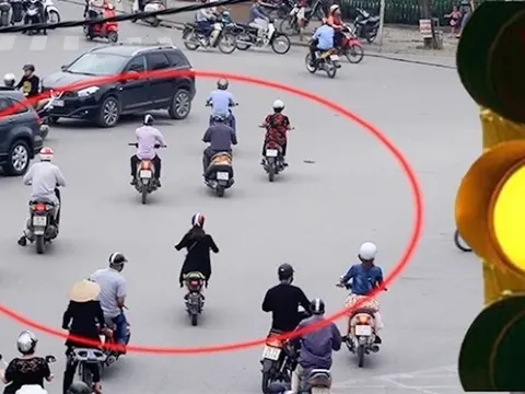 Người điều khiển xe máy được vượt đèn vàng trong trường hợp nào?