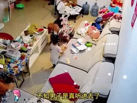 Chồng đi tắm lúc nào cũng "quên" đóng cửa, vợ làm một chuyện khiến nhiều người xót xa