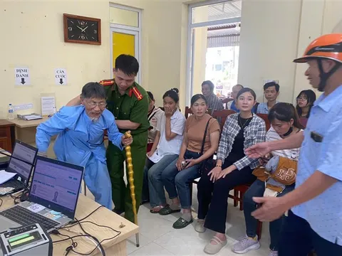 Thanh Hóa: Lực lượng Công an làm việc xuyên lễ cấp thẻ Căn cước cho Nhân dân