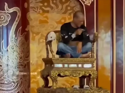 Trung tâm Bảo tồn di tích cố đô Huế nói gì về việc du khách vô tư ngồi, bẻ gãy ngai vàng triều Nguyễn?