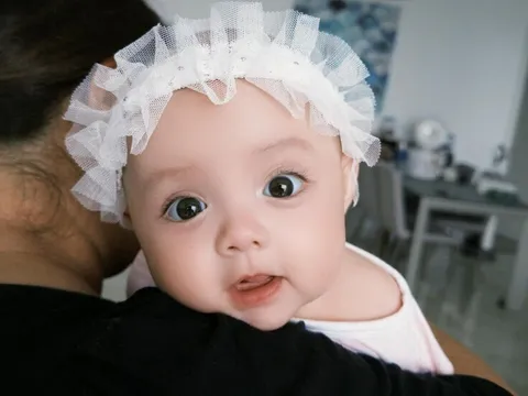 Bé gái Hà Nội xinh như "búp bê sống", biết danh tính bố nổi tiếng ai cũng ngỡ ngàng