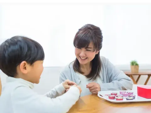 Chị chồng thương cháu như con, bố chồng gọi điện chỉ vì… một món quà