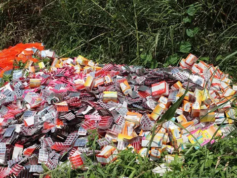 Điểm bất thường vụ thuốc, thực phẩm chức năng dành cho trẻ em, phụ nữ mang thai và người bệnh bị vứt thành đống ven đường TP HCM