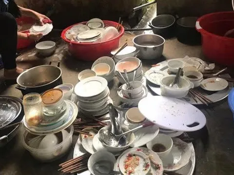 Vừa thay váy cưới, mẹ chồng đã gọi tôi rửa 10 mâm bát: Cú sốc đầu đời làm dâu