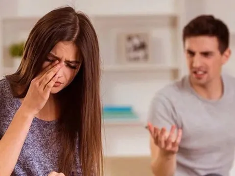 Tôi mang kỷ vật người cũ vào phòng tân hôn, chồng phát hiện và tuần trăng mật đổ vỡ
